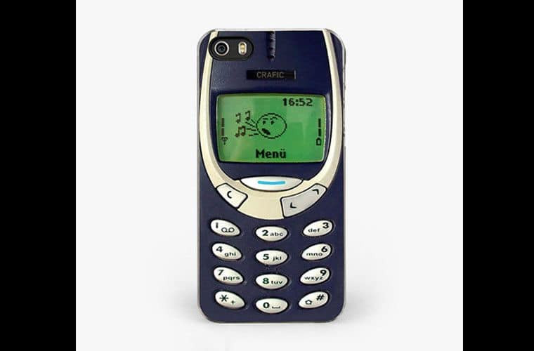 Người ta đua nhau "lên đời" điên thoại, còn họ lại muốn "ngụy trang" "dế cưng" của mình.