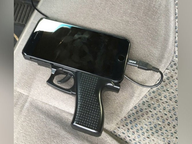 Chiếc ốp hình khẩu súng này mà đút túi quần sau chắc nhiều người phải được phen hốt hoảng đây.