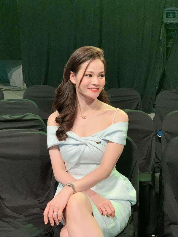 Dẫu đã ở tuổi 37 nhưng Thu Hương vẫn trông đầy trẻ trung khi diện lên bộ trang phục với thiết kế lệch vai đầy gợi cảm này. Gam màu vàng giúp người đẹp "hack" tuổi tuyệt đối.