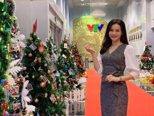 Những mẫu với thiết kế tối giản, tôn dáng giúp cô nàng hoàn thiện vẻ ngoài chuẩn sang trọng, lịch sự, đúng với yêu cầu về phong cách của một BTV thuộc chương trình bản tin trên sóng truyền hình quốc gia.