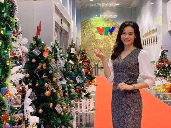 Những mẫu với thiết kế tối giản, tôn dáng giúp cô nàng hoàn thiện vẻ ngoài chuẩn sang trọng, lịch sự, đúng với yêu cầu về phong cách của một BTV thuộc chương trình bản tin trên sóng truyền hình quốc gia.