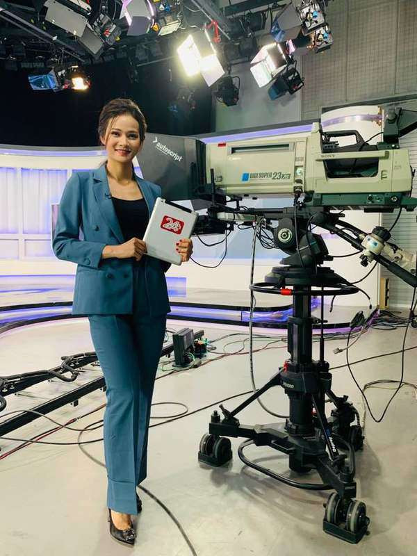 Set đồ vest tưởng chừng cứng nhắc này lại giúp Thu Hương hoàn thiện vẻ ngoài vô cùng thanh lịch, sang trọng. Gam màu xanh cổ vịt đem tới vẻ trẻ trung, lạ mắt cho phong cách của nữ BTV.