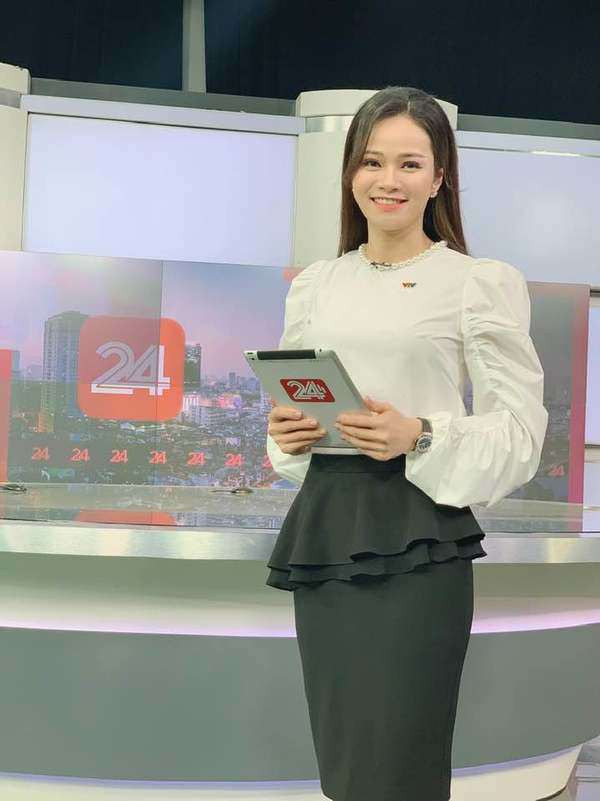 Bên cạnh đó, những trang phục đậm chất công sở như đồ vest, combo áo sơ mi và chân váy dáng ôm cũng được cô nàng khéo léo lựa chọn, hoàn thiện tổng thể phong cách hài hoà, lịch sự. Lại sở hữu vóc dáng thanh thoát cùng gương mặt xinh đẹp, rạng rỡ, Thu Hương khi khoác lên những trang phục tưởng chừng như đơn giản này vẫn luôn ghi điểm tuyệt đối.