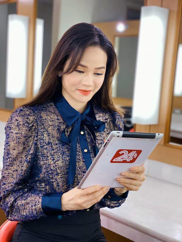 Có thể thấy, mỗi chiếc áo blouse được Thu Hương lựa chọn đều mang một điểm nhấn lạ mắt riêng. Nhờ vậy mà dẫu ngày nào cũng xuất hiện trên sóng bản tin, Thu Hương vẫn hút trọn mọi ánh nhìn của khán giả.