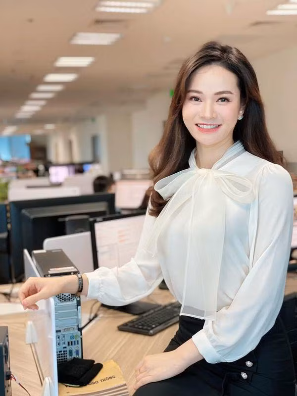 Một thiết kế áo blouse đính nơ tối giản mà thừa xinh xẻo khác được nữ BTV Thu Hương chọn diện khi lên sóng bản tin.