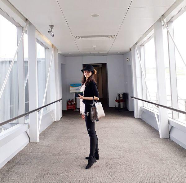 Thu Hương khi bước ra khỏi trường quay đã trở về với hình tượng một mỹ nhân đầy trẻ trung, quyến rũ trong những trang phục tối giản, hiện đại.