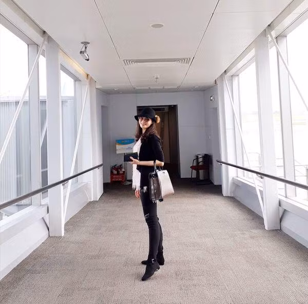 Thu Hương khi bước ra khỏi trường quay đã trở về với hình tượng một mỹ nhân đầy trẻ trung, quyến rũ trong những trang phục tối giản, hiện đại.