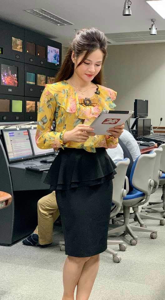 Xuất hiện trên sóng truyền hình, Thu Hương thường ưu tiên chọn diện những trang phục mang màu sắc nhã nhặn, thiết kế kín đáo nhưng đồng thời vẫn không kém phần bắt mắt. Ấy phần lớn là những set váy, áo với chi tiết thắt nơ điệu đà ở cổ, những mẫu với phần tay bồng lạ mắt hay đính bèo nhún bồng bềnh.