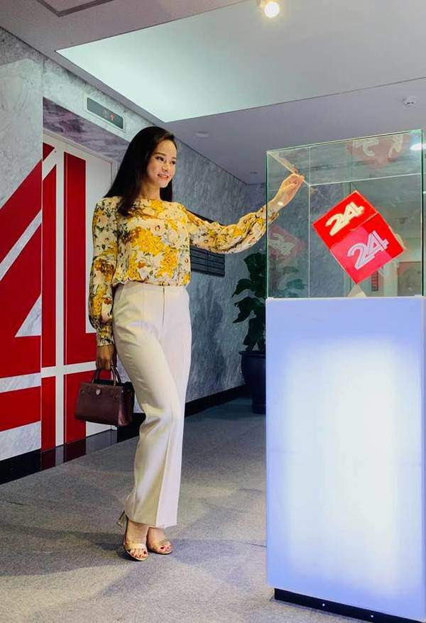 Diện lên set đồ đậm chất công sở này, Thu Hương vẫn trông nổi bần bật nhờ cách lựa chọn màu sắc đầy bắt mắt.