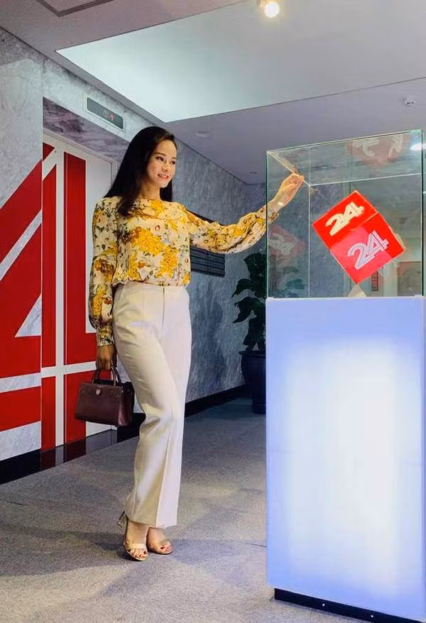 Diện lên set đồ đậm chất công sở này, Thu Hương vẫn trông nổi bần bật nhờ cách lựa chọn màu sắc đầy bắt mắt.