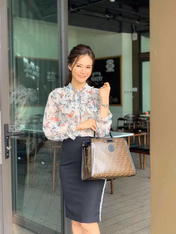 Diện áo blouse với chân váy dáng ôm màu đen tối giản rồi nâng tầm bằng chiếc túi xách Fendi, Thu Hương trông vô cùng sành điệu.