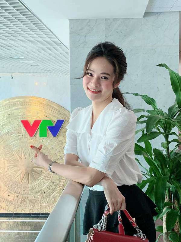 Lúc lên sóng bản tin cần thanh lịch có thanh lịch, lúc lên truyền hình với những chương trình mang tính chất giải trí nhiều hơn, nữ BTV cũng chẳng ngại diện lên các trang phục có thiết kế táo bạo, gợi cảm. Cụ thể, những món có khoảng hở lớn ở phần vai cùng kiểu dáng ôm gọn theo cơ thể đã giúp tôn lên triệt để đường cong mềm mại, vóc dáng thon thả của Thu Hương. Cũng nhờ chúng mà người đẹp có thể khoe khéo mọi điểm cộng ở ngoại hình, hoàn thiện vẻ ngoài lung linh hơn trước mắt công chúng.