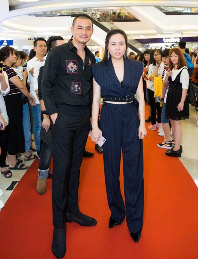 Quách Ngọc Ngoan là một trong số những sao nam Việt lấy vợ lớn tuổi thành đạt, giàu có của showbiz Việt. Ban đầu, anh cưới diễn viên Lê Phương cũng hơn tuổi. Sau khi ly hôn với Lê Phương, anh đến với doanh nhân Phượng Chanel. Người phụ nữ này nổi tiếng là dân chơi hàng hiệu có khối tài sản khổng lồ và có "máu mặt" trong làng giải trí.