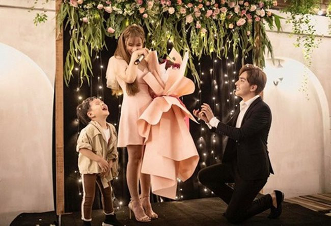 Sau khi có màn cầu hôn lãng mạn và một đám cưới cổ tích, cặp vợ chồng "chị - em" này khiến nhiều người hâm mộ vì sự ngọt ngào, ân cần mà họ dành cho nhau, ai nấy cũng đều chúc phúc cho cả hai.