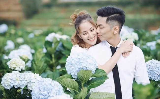 Không chỉ chênh lệch về tuổi tác, gia thế giàu có của cậu người yêu học trò cũng từng khiến Khánh Thi chịu không ít dị nghị. Theo đó, nữ kiện tướng dance sport bị mang tiếng "kết hôn với học trò vì tiền".