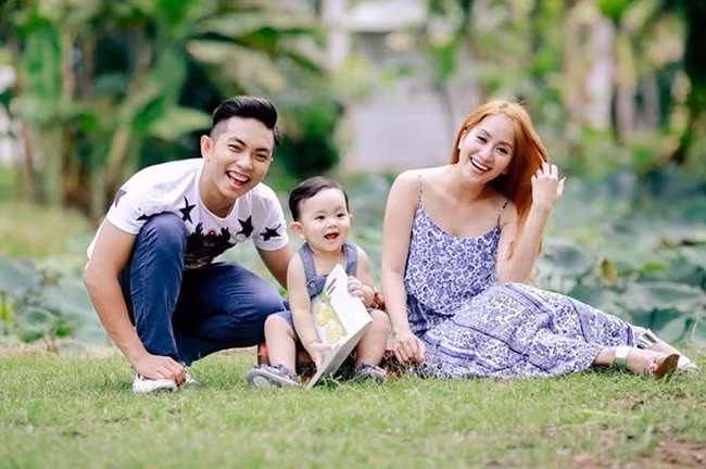 Phan Hiển - Khánh Thi từng gây ngỡ ngàng cho khán giả tại thời điểm công khai chuyện tình cảm. Nhưng rồi, tình yêu chân thành là cầu nối kéo hai người lại với nhau. Trải qua bao sóng gió, Phan Hiển và Khánh Thi đã có một cuộc sống viên mãn, ngọt ngào, tràn đầy hạnh phúc với hai nhóc tì đáng yêu. Từ một chàng trai ham chơi, Phan Hiển trở thành ông bố mẫu mực, quanh quẩn chỉ khoe vợ khoe con trên mạng xã hội.