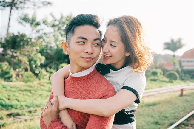 Phan Hiển và Khánh Thi là một trong những cặp đôi đặc biệt trong showbiz Việt, khi chàng kém nàng tận 12 tuổi, và ban đầu cả hai là mối quan hệ thầy - trò cấm kị. Thế nhưng, cậu học trò nhỏ từng lẽo đẽo theo sau, quyết không từ bỏ và phải có trách nhiệm với cô giáo của mình.