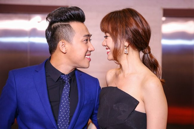 Cặp đôi thường xuyên tay trong tay xuất hiện bên nhau, thậm chí những hình ảnh tình cảm của cả hai liên tục bị các fan ghi lại. Hiện tại, cặp đôi trai tài - gái sắc nhận được rất nhiều sự ngưỡng mộ bởi tình yêu chân thành dành cho nhau. Trong khi Hari Won được khen ngợi ngày càng trẻ trung, xinh đẹp thì Trấn Thành lại lộ rõ dấu vết tuổi tác dù nhỏ hơn vợ 2 tuổi. Anh chia sẻ: "Về tính cách của mình, bây giờ, tôi vẫn khùng như xưa, không có gì thay đổi cả. Chỉ có điều, lấy vợ rồi thì làm gì cũng phải xem thiên hạ nhìn vào, còn nở mày nở mặt với gia đình vợ chứ không người ta lại tưởng lấy nhầm đứa con nít về".