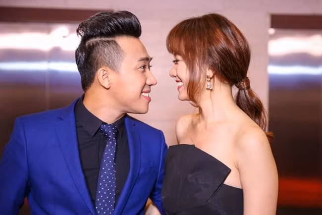 Cặp đôi thường xuyên tay trong tay xuất hiện bên nhau, thậm chí những hình ảnh tình cảm của cả hai liên tục bị các fan ghi lại. Hiện tại, cặp đôi trai tài - gái sắc nhận được rất nhiều sự ngưỡng mộ bởi tình yêu chân thành dành cho nhau. Trong khi Hari Won được khen ngợi ngày càng trẻ trung, xinh đẹp thì Trấn Thành lại lộ rõ dấu vết tuổi tác dù nhỏ hơn vợ 2 tuổi. Anh chia sẻ: "Về tính cách của mình, bây giờ, tôi vẫn khùng như xưa, không có gì thay đổi cả. Chỉ có điều, lấy vợ rồi thì làm gì cũng phải xem thiên hạ nhìn vào, còn nở mày nở mặt với gia đình vợ chứ không người ta lại tưởng lấy nhầm đứa con nít về".
