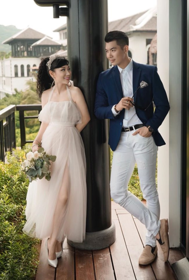 Được biết, anh dọn về chung sống với người tình nhiều tuổi trong một căn biệt thự xa hoa và giàu có. Không chỉ có biệt thự, Trương Nam Thành đã "lên đời" với xe sang, lấn sân sang lĩnh vực kinh doanh.