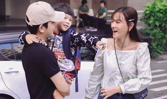 Trong một lần Thu Thủy livestream giao lưu người hâm mộ, khán giả đã vô tình thấy Kin Nguyễn có hành động được cho là cấu véo tay con trai Thu Thủy. Tiếp tục sau đó, cộng đồng mạng đăng tải thêm nhiều clip làm bằng chứng Kin Nguyễn từng nhiều lần đối xử không tốt với con trai riêng của vợ.