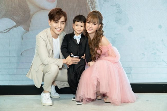 Kin Nguyễn cũng thừa nhận gặp nhiều áp lực về danh tiếng, tuổi tác từ khi hẹn hò Thu Thủy. Được dân mạng ủng hộ, chúc mừng chuyện tình lãng mạn không bao lâu, Kin Nguyễn đã hứng "gạch đá" với nghi án cấu con của vợ.