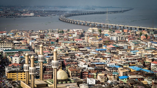Lagos là thành phố lớn nhất và trung tâm tài chính của Nigeria. Đảo nhân tạo Banana được hoàn thiện vào năm 2000 để tạo ra những nơi trú ẩn yên bình để những gia đình thượng lưu chạy trốn khỏi sự xô bồ và đông đúc của Lagos.