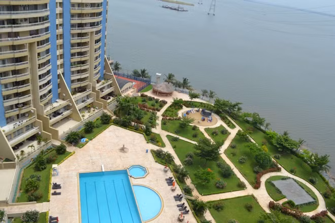 Hòn đảo có đến 3 dự án chung cư cao cấp với hàng loạt tiện nghi xa xỉ để thu hút thêm nhiều người dân giàu có đến sinh sống. Mỗi căn hộ có giá cho thuê khoảng 80.000 USD mỗi năm.