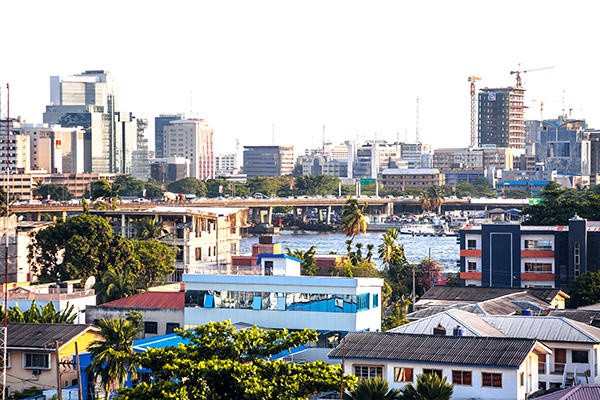 Ngoài những tỷ phú và giới thượng lưu của Nigeria, đảo Banana cũng thu hút những khách hàng giàu có từ Mỹ, Anh, Lebanon, Ấn Độ, và Pháp. Một trong những cư dân nổi tiếng nhất của đảo là tỷ phú Mike Adenuga - ông chủ của Tập đoàn viễn thông Globacom và Công ty dầu mỏ Conoil.