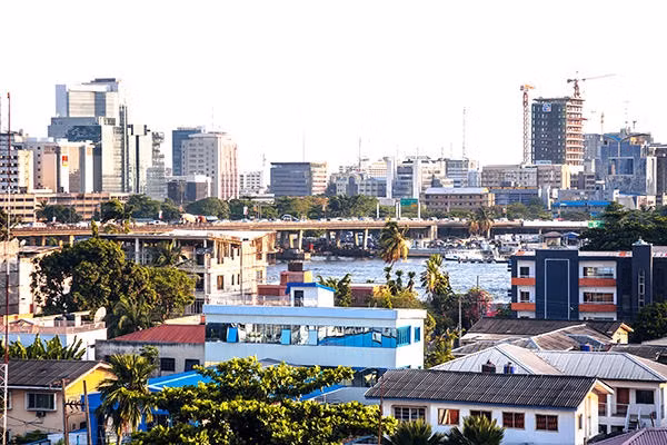 Ngoài những tỷ phú và giới thượng lưu của Nigeria, đảo Banana cũng thu hút những khách hàng giàu có từ Mỹ, Anh, Lebanon, Ấn Độ, và Pháp. Một trong những cư dân nổi tiếng nhất của đảo là tỷ phú Mike Adenuga - ông chủ của Tập đoàn viễn thông Globacom và Công ty dầu mỏ Conoil.