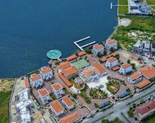 Sự yên bình cùng cảnh sắc thiên nhiên, phố phường phong phú chính là những lý do khiến Banana thu hút sự chú ý của những cư dân giàu có. Thêm vào đó, khoảng cách từ đây đến trung tâm tài chính Lagos tương đối ngắn.