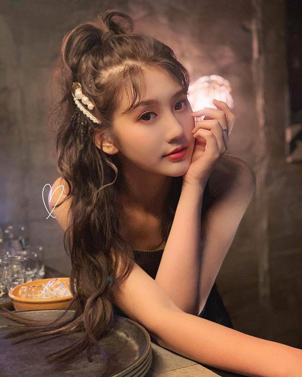 Theo MNW.CN, Chu Chủ Ái có rất nhiều kỷ niệm khi sang TP.HCM thực hiện MV này. Với hỗ trợ của phiên dịch cùng sự ăn ý trong nghề nên Chu Chủ Ái và ê-kíp quay phim đã làm việc rất hiệu quả. Tuy nhiên, do chưa kịp thích ứng với thời tiết oi ả mùa hè ở Việt Nam, lại làm việc thời gian khá dài dưới ánh mặt trời khiến Chu Chủ Ái bị cháy nắng. Ngoài ra, trong quá trình quay hình ở công viên, mỹ nhân sinh năm 1997 thích thú chơi đùa với chú chó đi lạc, nhưng sau đó mắt bị viêm kết mạc, thành "mắt thỏ" (đỏ) nên phải nhập viện.