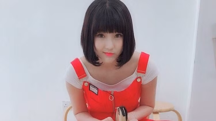 Chu Chủ Ái tên tiếng Anh là Joyce Chu. Cô sinh ngày 7/3/1997. Chu Chủ Ái cao 1,66m, sở hữu thân hình gợi cảm.