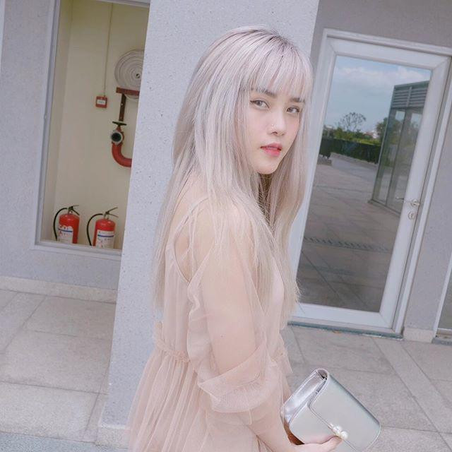 Thật khó để chọn Thiều Bảo Trâm hợp với màu tóc nào hơn vì cô nàng trông xinh đẹp trong mọi màu tóc. Mái tóc màu bạch kim mang lại dáng vẻ thơ mộng và siêu thực cho người đẹp sinh năm 1994.