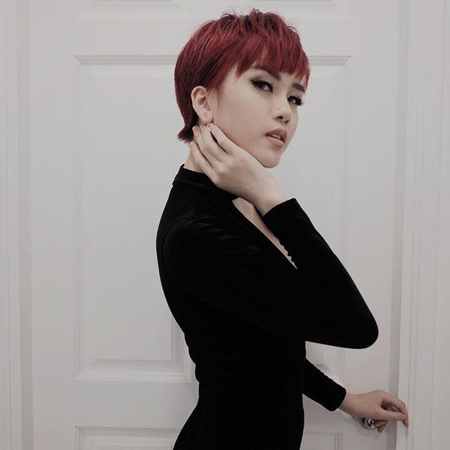 Không chỉ chăm đổi màu tóc, Bảo Trâm còn táo bạo cắt tóc tém cá tính. Tóc pixie mang đến diện mạo khác hoàn toàn với hình tượng nữ tính bấy lâu của cô nàng.