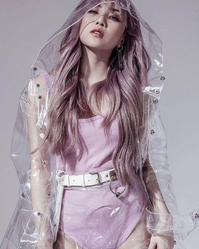 Tóc màu hồng tím từng “làm mưa làm gió” một thời gian dài được Thiều Bảo Trâm trưng diện hết sức mãn nhãn.