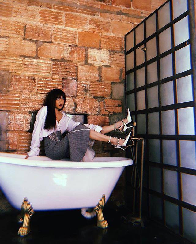 Cộng đồng mạng tỏ ra thích thú khi được chiêm ngưỡng hình ảnh của người đẹp sinh năm 1994 trong màu tóc tự nhiên. Thậm chí có người hâm mộ theo dõi cô nàng từ lâu cho biết, đây là lần đầu tiên họ được thấy Trâm tóc đen.