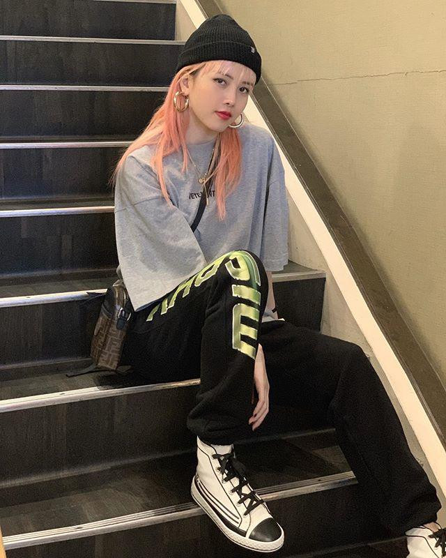 Tạo hình tóc hồng đầy cá tính của mỹ nhân gốc Thanh Hóa. Việc thường xuyên thay đổi màu tóc giúp cô nàng thử nghiệm được nhiều phong cách khác nhau và luôn dẫn đầu xu hướng.