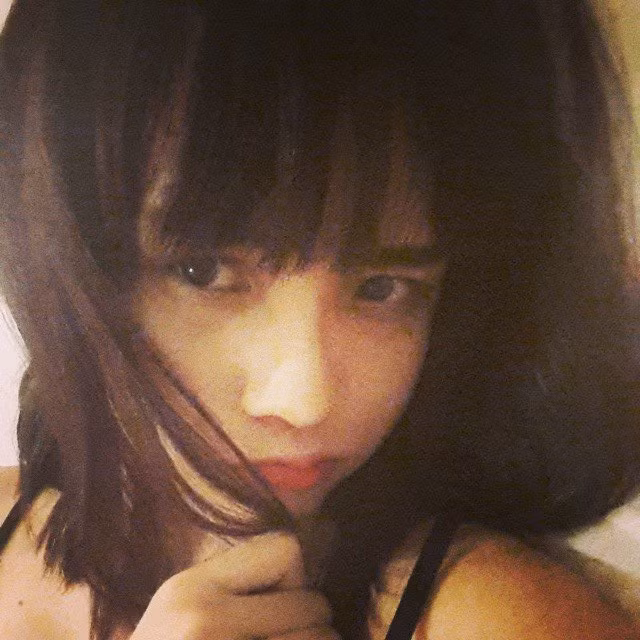  Thiều Bảo Trâm khoe ảnh trước đây mình từng để tóc đen. Khi lướt tìm trên trang cá nhân của cô nàng, hóa ra đó là hình từ năm 2014. Trên thực tế, việc nhuộm tóc liên tục làm người hâm mộ quên mất diện mạo tóc đen của cô nàng.Thiều Bảo Trâm khoe ảnh trước đây mình từng để tóc đen. Khi lướt tìm trên trang cá nhân của cô nàng, hóa ra đó là hình từ năm 2014. Trên thực tế, việc nhuộm tóc liên tục làm người hâm mộ quên mất diện mạo tóc đen của cô nàng.