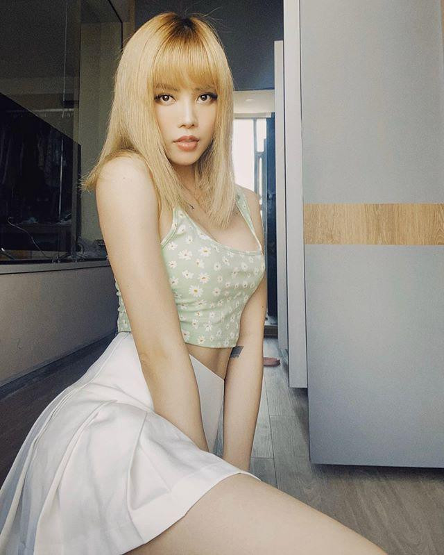 So với tóc đen, Thiều Bảo Trâm trong tóc nhuộm sáng màu là hình ảnh thân thuộc với khán giả hơn cả. Thật không ngoa khi nói, giọng ca sinh năm 1994 là “tắc kè hoa” chính hiệu của Vbiz với tần suất đổi màu tóc dày đặc: Ngoại hình nổi bật của Thiều Bảo Trâm với tóc vàng hoe, da trắng sáng và dáng thon nuột nà. Khi diện tóc màu sáng, người đẹp thường trang điểm mắt sắc và trông xinh như búp bê.