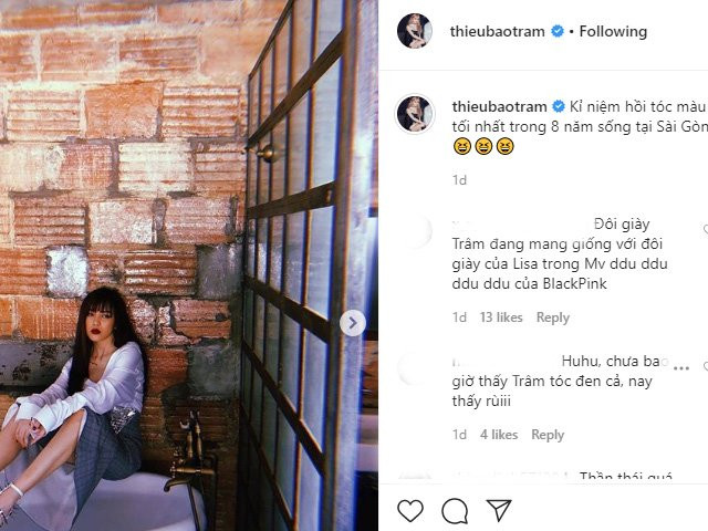 Sở hữu vẻ ngoài xinh đẹp, Thiều Bảo Trâm vẫn thường được ví von là phiên bản Việt của thành viên nhóm nhạc Hàn Quốc nổi tiếng - Lisa với kiểu tóc vàng hoe mái bằng “hút” mắt. Màu tóc nổi bật tôn lên đường nét khuôn mặt sắc sảo, làn da trắng nõn nà và dễ dàng giúp cô nàng chiếm spotlight ở bất cứ nơi đâu. Có lẽ vì vậy mà Thiều Bảo Trâm rất hiếm khi nhuộm tóc tối màu. Lần cuối cùng người đẹp để tóc đen là chuyện của 6 năm về trước.