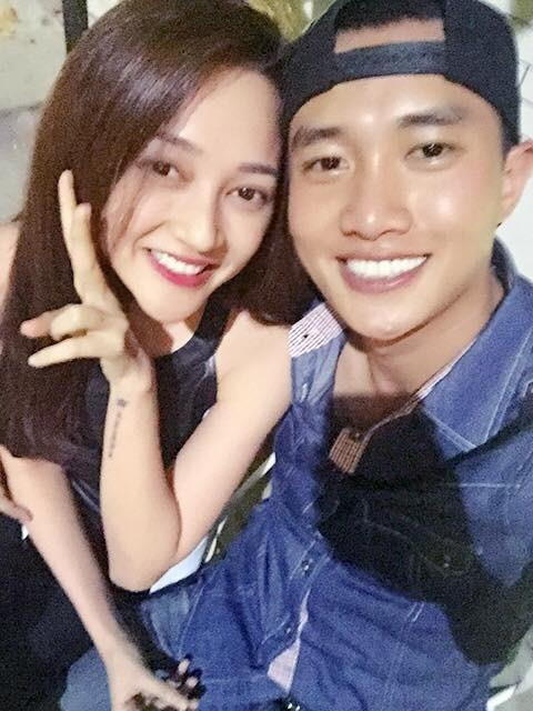  Sao Việt yêu đơn phương đồng nghiệp không chỉ có Trấn Thành. Gia nhập showbiz từ lâu nhưng tên tuổi của Quốc Trường chỉ thực sự đình đám trong năm 2019, với vai diễn Vũ sở khanh của "Về nhà đi con". Từ đó, đời tư tình cảm của anh bất ngờ nhận được nhiều sự quan tâm. Quốc Trường cũng lần đầu thổ lộ tình cảm đơn phương dành cho Bảo Anh thuở mới vào nghề.