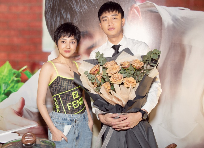 "Khi đóng chung phim, nếu nói không rung động trước Bảo Anh là nói dối. Làm sao mà thờ ơ trước người xinh đẹp như vậy được? Tôi cũng có thích cô ấy nhưng chỉ để trong lòng, không dám thể hiện. Tôi biết mình ở đâu, không tự tin để nghĩ đến chuyện xa hơn. Tôi không những nghèo, đi xe máy, sự nghiệp cũng chưa tới đâu, trong khi đó Bảo Anh đi xe hơi, nổi tiếng. Giữa chúng tôi có khoảng cách rất lớn, không thể tồn tại tình yêu. Vì vậy, tôi xác định chỉ yêu quý Bảo Anh như một đồng nghiệp", Quốc Trường thú nhận với Zing.vn. Hiện tại, họ vẫn xem nhau như những người bạn tốt.