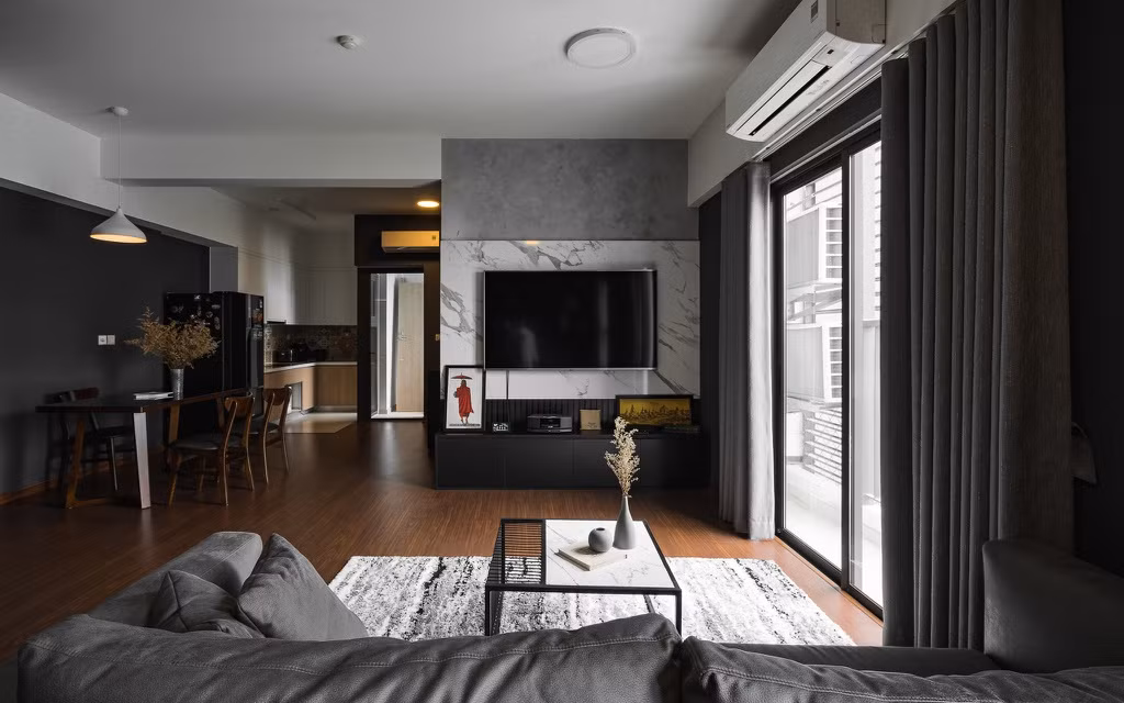 Tuy sử dụng đồ nội thất và vật dụng trang trí tối màu nhưng căn chung cư vẫn luôn ngập tràn ánh sáng để không có cảm giác u ám khi bước vào.