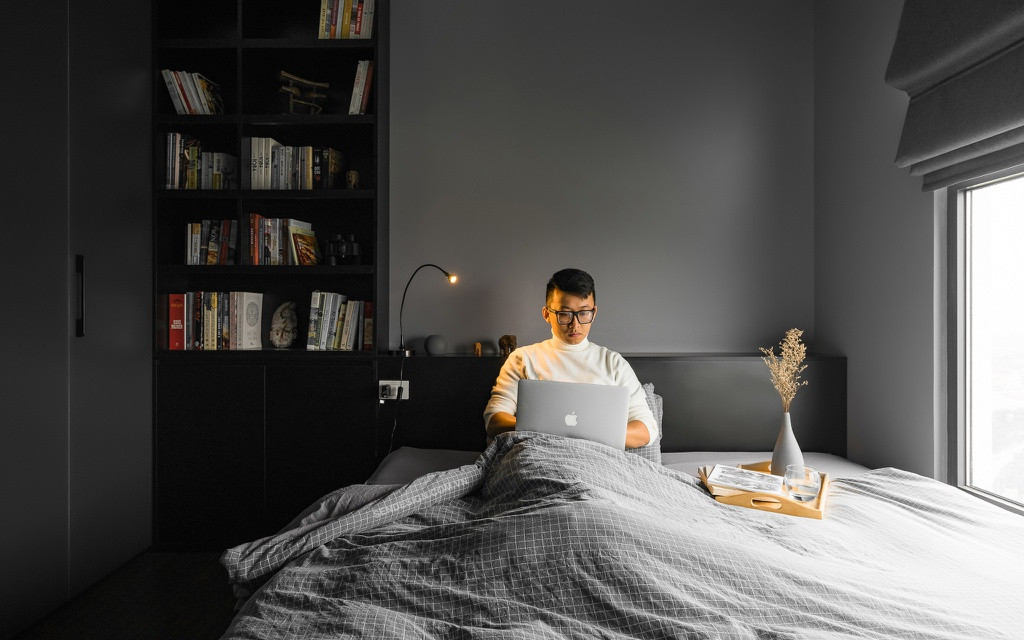 Các khoảng tường linh hoạt cùng cách bố trí ánh sáng cũng cho phép chủ nhà gỡ bỏ được sự ồn ào phía bên ngoài.