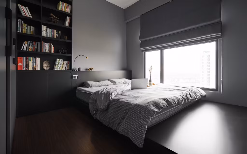 Phòng ngủ và cũng là phòng đa năng với tủ đồ, giá sách tạo thành một không gian sinh hoạt rộng lớn đủ cho dù một người hay một gia đình nhỏ trong tương lai.