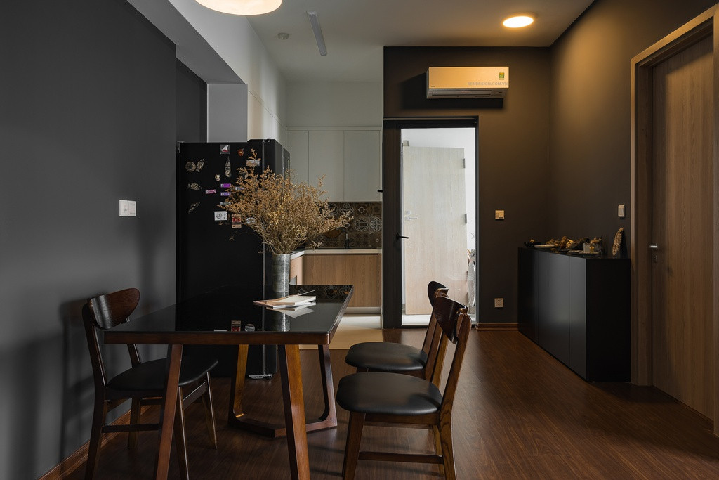 Phòng ăn và bếp được bố trí liền kề với ban công mang lại cảm giác thông thoáng và thoải mái khi dùng bữa.