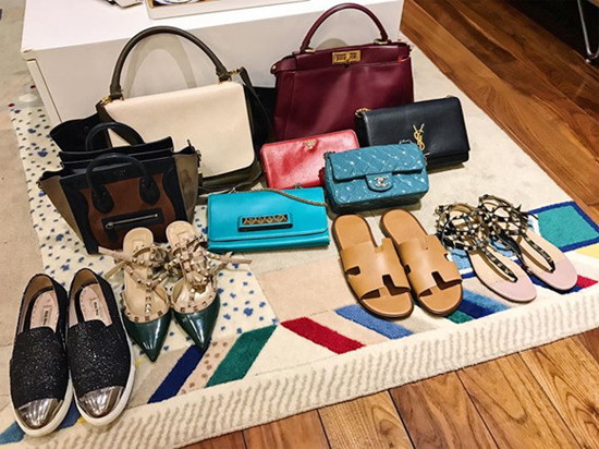 Nhiều món đồ đến từ thương hiệu LV, Chanel rất được lòng MC, hầu hết chúng đều có giá từ vài chục triệu đồng đến hàng trăm triệu đồng. Không chỉ vậy chồng Mai Ngọc còn là doanh nhân Hoài Nam. Gia đình anh sở hữu một công ty tổ chức sự kiện và chuỗi nhà hàng buffet nổi tiếng nhất nhì Hà Nội.