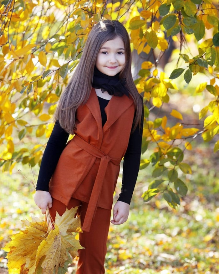 Có thể thấy, ở tuổi thứ 8, cô bé ngày càng xinh đẹp với đôi mắt to tròn và mái tóc dài ấn tượng.