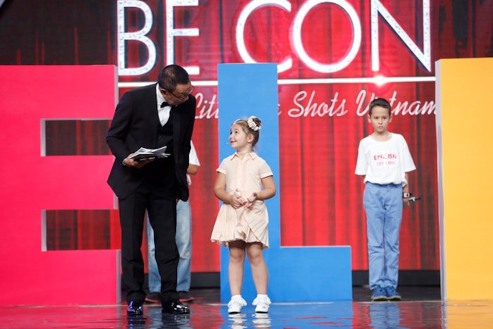 Đến năm 2017, xuất hiện trong chương trình Little Big Shots Vietnam (Mặt trời bé con), Bella khiến MC Lại Văn Sâm và khán giả ngỡ ngàng khi có thể trò chuyện, giới thiệu bản thân bằng nhiều thứ tiếng. Được biết, lúc này cô bé đã biết thêm ngôn ngữ thứ 8 chính là tiếng Italy.